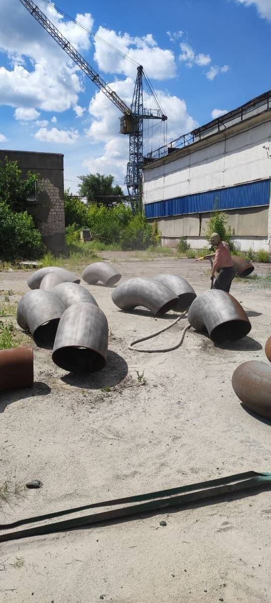 Оператор виконує піскоструминну обробку відводів
